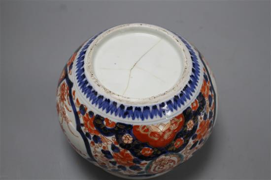 A Japanese Imari jardiniere, height 13.5cm